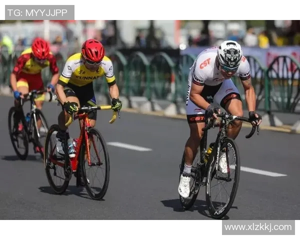 车载足球球星带你体验速度与激情的完美结合，开车也能享受绿茵场的荣耀时刻